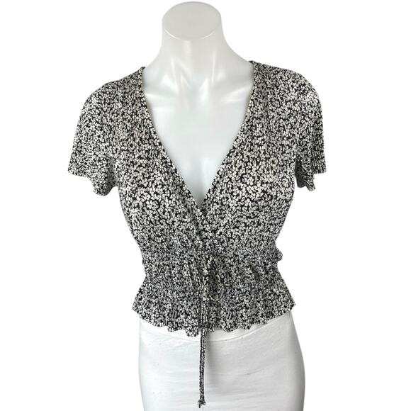 Pull & Bear Black White Floral Short Sleeve V Neck Peplum Blouse Top Size S - Picture 1 of 3